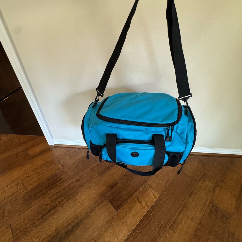 Blue Duffel Bag 19” x 11” Lightweight & Spacious Gently Used Travel/Gym Bag - Picture 10 of 11